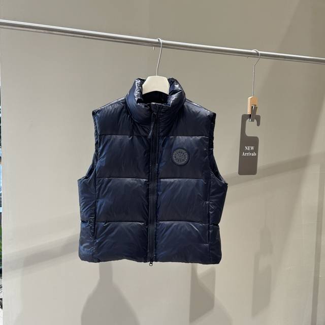 渠道优势 ！ 外贸保真版 大鹅 ｜加拿大鹅 黑标 系列 轻量化 羽绒马甲 女款 ： 产品配色： 黑色、 银灰色