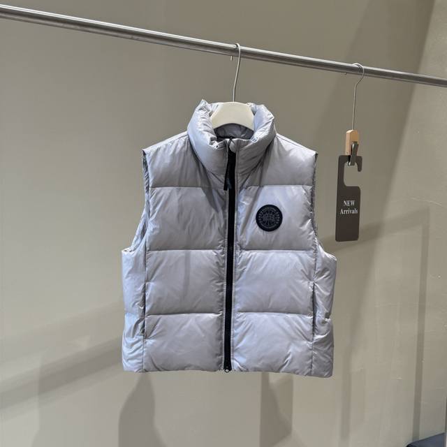 渠道优势 ！ 外贸保真版 大鹅 ｜加拿大鹅 黑标 系列 轻量化 羽绒马甲 女款 ： 产品配色： 黑色、 银灰色