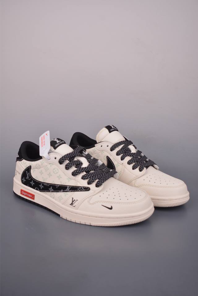 Fragment X Travis Scott X Supreme Air Jordan 1 Low 解构鞋带 三方联名倒钩 全新的三方联名低帮倒钩鞋面延续了黑