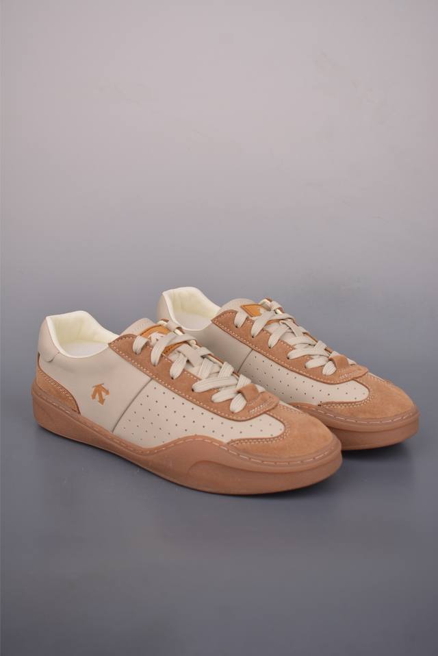 迪桑特Descente Mx M Low 复古拼接 时尚潮流 休闲板鞋 皮革材质鞋面 舒适贴合 质感出众 造型简洁百搭 适应多种日常穿搭风格 官方货号: S L