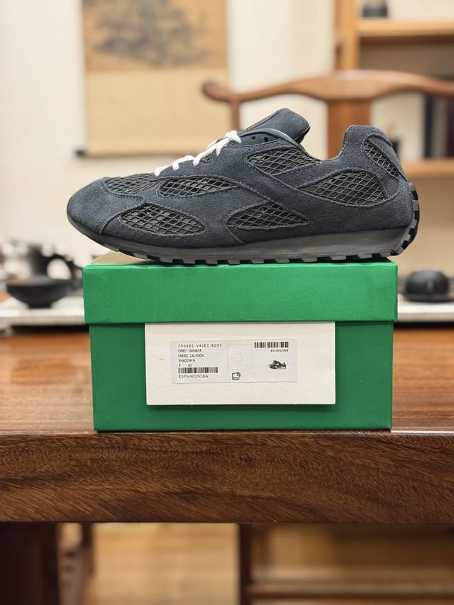 Bottega Veneta葆蝶家网纱款 Orbit 织物 圆头系带跑鞋 此款鞋采用近几年比较流行的版型设计，外观时尚大气。鞋底采用耐磨的材质，穿上它，让您在平