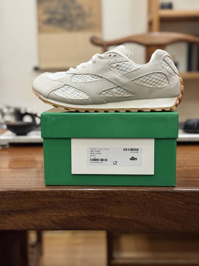 Bottega Veneta葆蝶家网纱款 Orbit 织物 圆头系带跑鞋 此款鞋采用近几年比较流行的版型设计，外观时尚大气。鞋底采用耐磨的材质，穿上它，让您在平