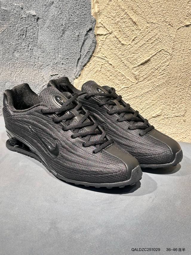 新品上市实拍 鞋头修长，侧面波浪感线条简洁流畅 鞋舌上用了垂直方向的Logo排布，辨识度挺高 侧面的半透明Swoosh非常有未来感 后跟保留了经典的四颗Shox