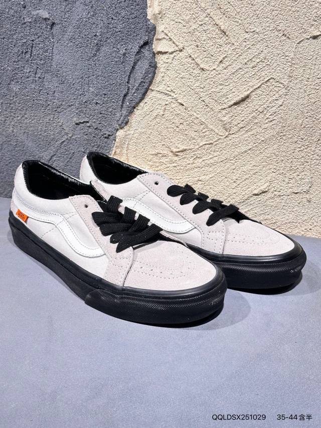 新品上市实拍 #Vans Sk8-Hi Pokonyan 神仙配色，鞋身采用宝蓝鹿皮绒 米白帆布搭配，加上红色Logo饰条，柠檬黄鞋舌织唛标可谓是点睛之笔，让你