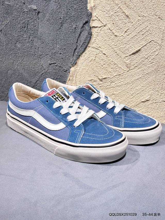 新品上市实拍 #Vans Sk8-Hi Pokonyan 神仙配色，鞋身采用宝蓝鹿皮绒 米白帆布搭配，加上红色Logo饰条，柠檬黄鞋舌织唛标可谓是点睛之笔，让你