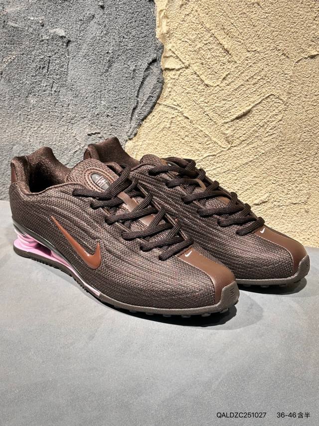 新品上市实拍 鞋头修长，侧面波浪感线条简洁流畅 鞋舌上用了垂直方向的Logo排布，辨识度挺高 侧面的半透明Swoosh非常有未来感 后跟保留了经典的四颗Shox