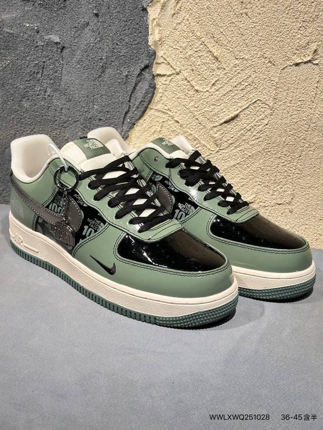 海外爆款限量发售！高端定制Nike Air Force 1 '07 Low “北面联名---军绿色”它以复古军绿漆皮打造鞋身，质感高级且极具辨识度；视觉冲击拉满