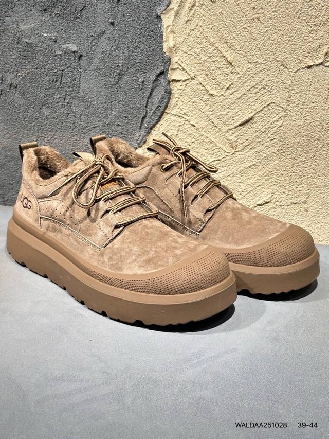 Ugg 品牌的起源可以追溯到澳大利亚，一战时期，澳大利亚飞行员用两块羊皮包裹成鞋子穿在脚上御寒，这种设计后来逐渐在澳洲流行开来。品牌正式创立于 1978 年，由