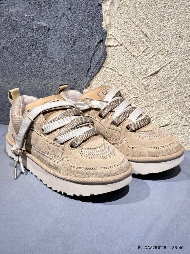 Ugg 品牌的起源可以追溯到澳大利亚，一战时期，澳大利亚飞行员用两块羊皮包裹成鞋子穿在脚上御寒，这种设计后来逐渐在澳洲流行开来。品牌正式创立于 1978 年，由