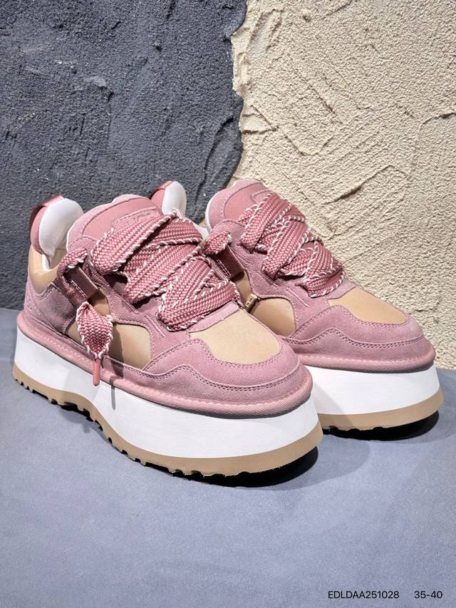 Ugg 品牌的起源可以追溯到澳大利亚，一战时期，澳大利亚飞行员用两块羊皮包裹成鞋子穿在脚上御寒，这种设计后来逐渐在澳洲流行开来。品牌正式创立于 1978 年，由