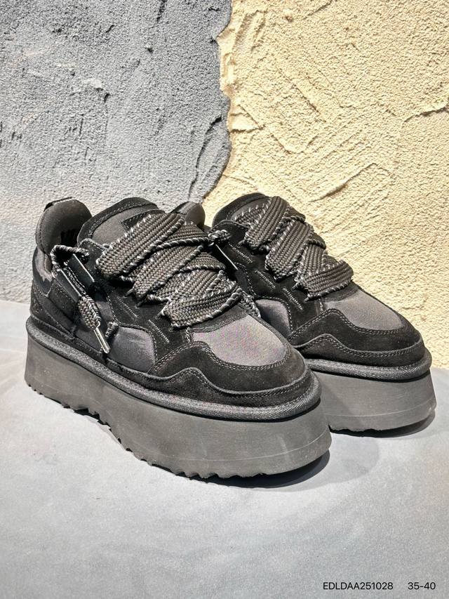 Ugg 品牌的起源可以追溯到澳大利亚，一战时期，澳大利亚飞行员用两块羊皮包裹成鞋子穿在脚上御寒，这种设计后来逐渐在澳洲流行开来。品牌正式创立于 1978 年，由