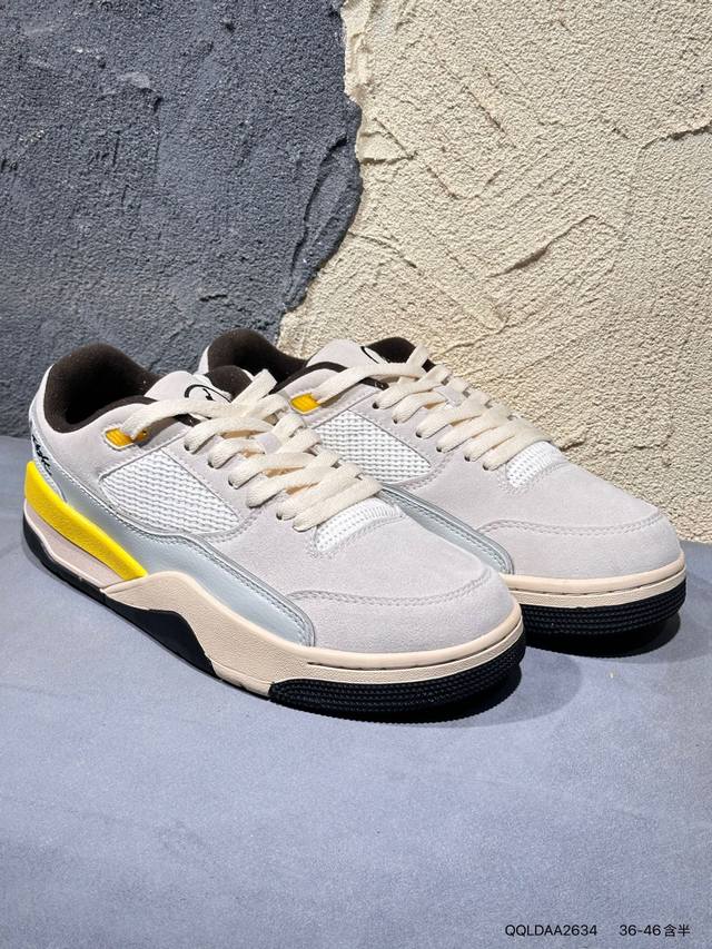 新品上市实拍 #升级原楦原纸版数据开发版型#采用牛剖革鞋面材质#缜密定位拉帮及注胶效果#中底Pu缓震组合防滑耐磨橡胶外底简约,但有点吸睛！耐克Nike Air