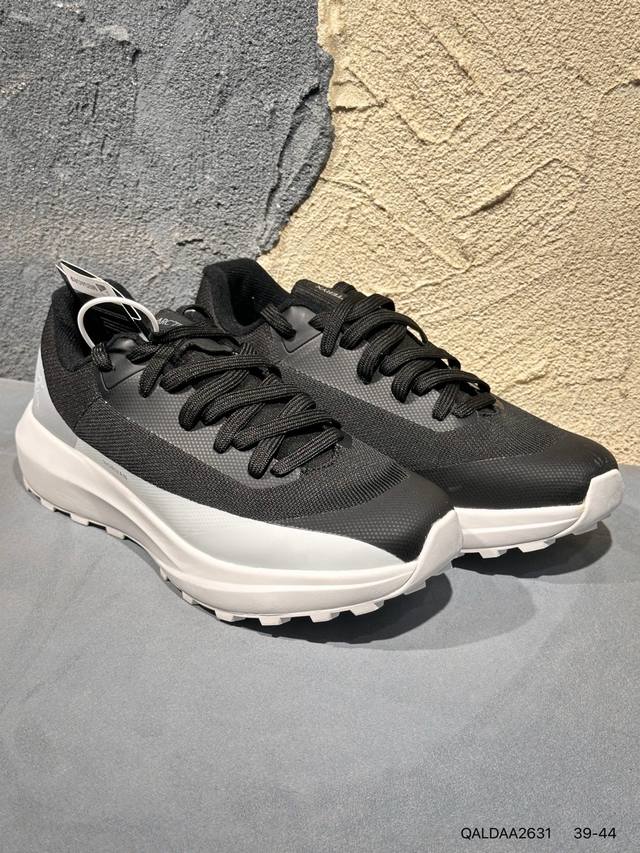 原楦原纸版开发版型，采用防水泼处理耐磨帆布鞋面材质，鞋头加入防踢橡胶头盖设计，搭载85%压缩Eva缓震中底技术，外置Vibram黄金耐磨锯齿外底越野徒步+日常通