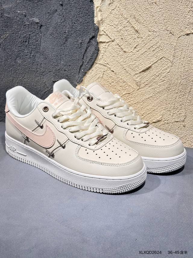 新品上市实拍 特 Nike Air Force 7 Low 联名 玫瑰小金勾 空军一号低帮休闲板鞋 #经典无需质疑 街头极高的出镜率已经说明了它的魅力 而鞋侧排