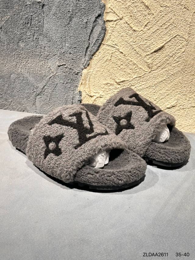 特价 Louis Vuitton 羊毛拖鞋细柔软羊毛 頂级品质纯皮毛一体直毛打造！超温暖的感觉，穿上仿佛踩在云朵上Lv经典老花装饰，精致高级！让这双毛拖身价陡增