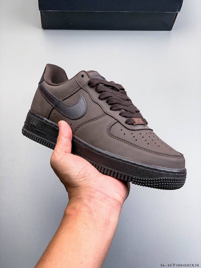 原楦数据纸版，采用硬质优质皮革鞋面材质，内置全掌Air Sole气垫。耐克 Nike Air Force 1 Low 空军一号低帮百搭休闲运动板鞋 100410