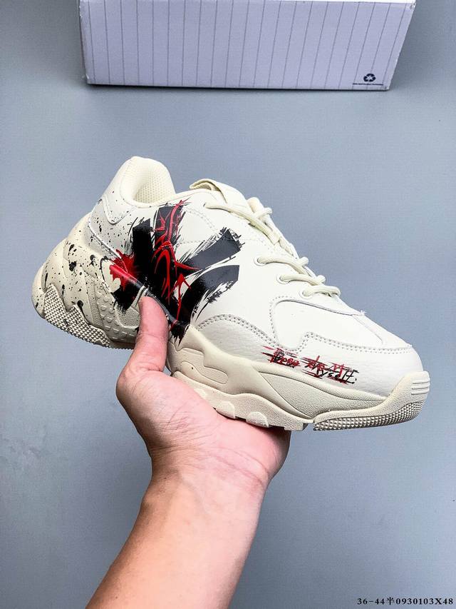 公司级[定制球鞋] Mlb纽约洋基队 潮流密码街头涂鸦喷绘手绘学院耐磨增高风低邦板鞋男女同款 该定制鞋选用原鞋为Mlb纽约洋基队厚底耐磨增高低帮板鞋，以涂鸦为灵