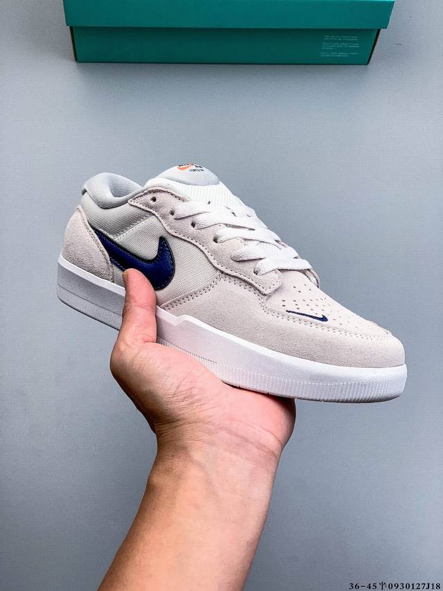 耐克Nike Sb Force 58是一款将前沿创新带入街头的单品，它具有硫化杯底，具有出色的耐用性和灵活性。使用帆布和绒面革，在饰面上放置通风口，它自始至终都