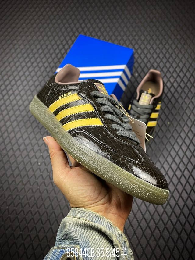 B Adidas Originals Samba 黑色 此款鞋延续了橡胶外底和经典款式的传统。优质绒面革鞋面和标志性的3条纹采用明亮的对比色，为久经考验的外观带