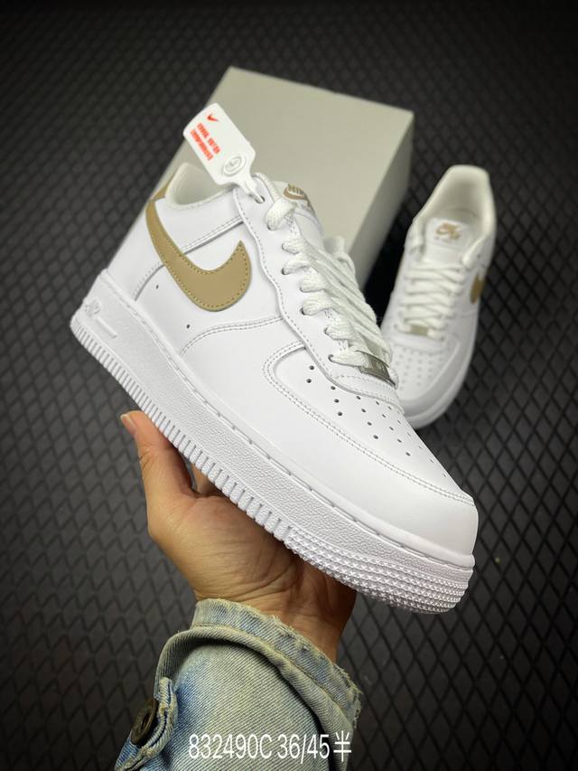 C 公司级耐克Nike Air Force 1’07 空军一号低帮百搭休闲运动板鞋。柔软、弹性十足的缓震性能和出色的中底设计，横跨复古与现代的外型结合，造就出风