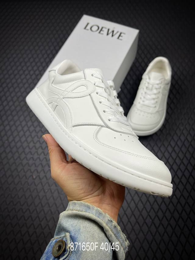 Floewe罗意威 Jambo 牛皮革 圆头系带低班男鞋 不对称鞋头造型，作为Loewe原版Ballet Runner2罗意威的标志性设计，这双鞋以优质皮革打造