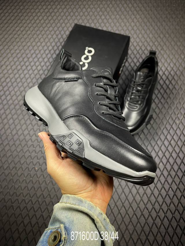 Ecco爱步休闲运动鞋男 纯色拼接防滑耐磨运动鞋 复古跑鞋系列新品 精选全优质牛皮 柔软亲肤，打造轻盈漫步感 小蛮腰收腰鞋型设计 上脚显瘦 质感丰富，彰显个性