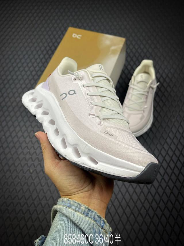 C 公司级On昂跑 Cloud 6 轻量运动休闲鞋 轻量透气的工程网格结合环保人造麂皮 衬托出活力醒目的视觉效果 饰有品牌Logo的Tpu鞋带扣 让系带方式别具