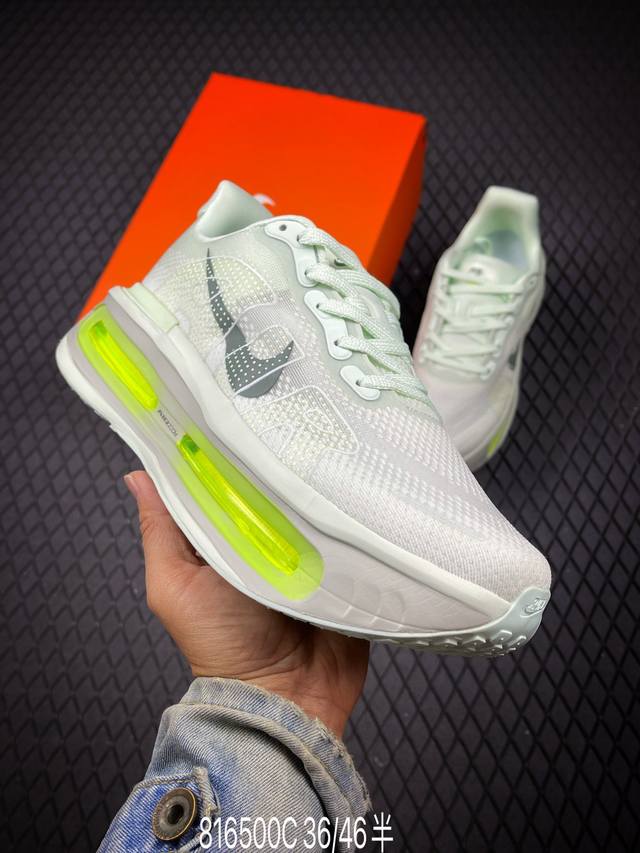 C Nike Vomero Premium 耐克 飞马 舒适减震防滑 低帮跑步鞋全掌Reactx泡绵中底 前掌和后跟还配备了Air Zoom气垫单元 据说跑起来