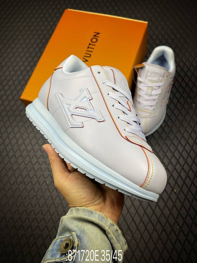 E 当季新款 Lv Buttersoft 运动鞋 本款 Lv Buttersoft 运动鞋出自路易威登男装创意总监 Pharrell Williams 之手，致