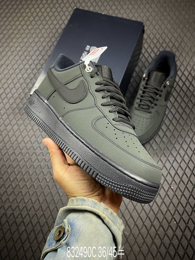 C 公司级Nike Air Force 1 Low 空军一号 Af1 低帮百搭休闲运动板鞋。柔软、弹性十足的缓震性能和出色的中底设计，横跨复古与现代的外型结合，