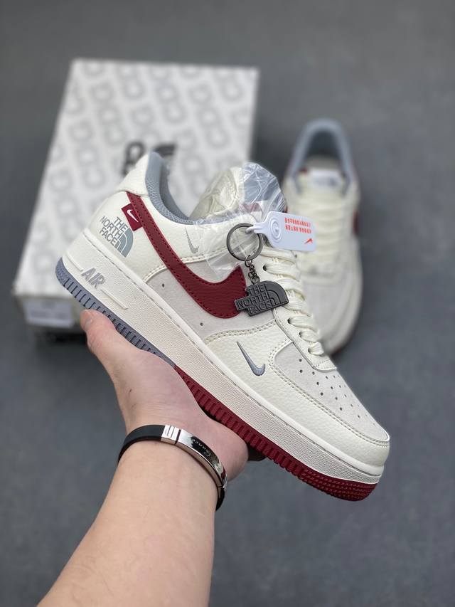 海外限量发售！公司级Nike Air Force 1 '07 Low “北面联名--米红双色”空军一号 低帮 运动鞋 休闲鞋 折边针车 工艺难度大 原楦头原纸板