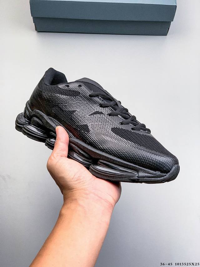 新百伦 New Balance Nb U2000Ea 运动跑步鞋。此复刻经典鞋款，加入当下大热的户外元素，以曾经篮球鞋款型式样加以打造鞋款造型。编织鞋带以及加强