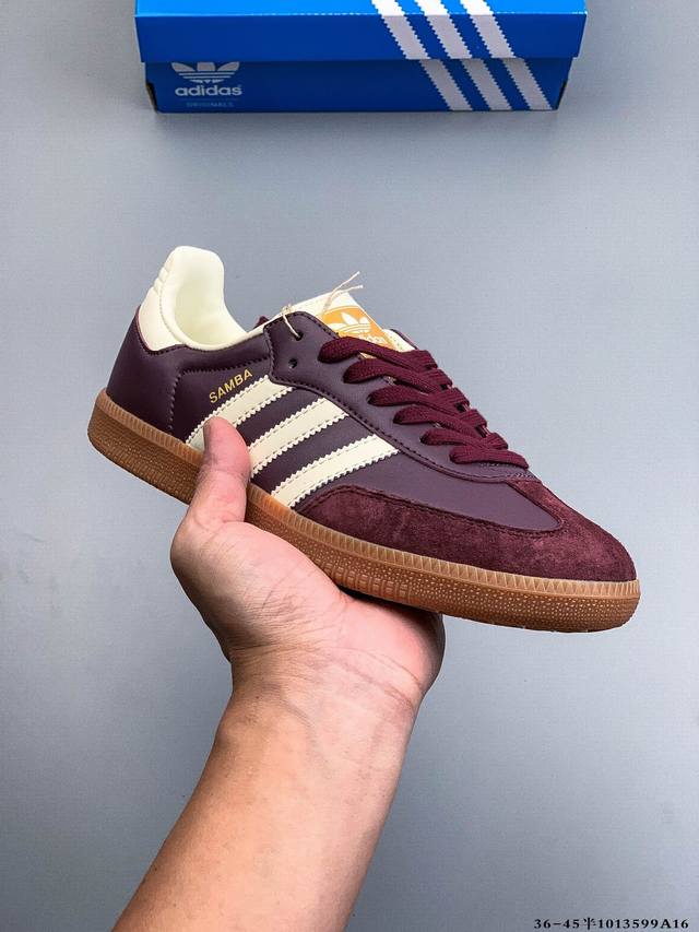 Adidas Samba Og 经典德训鞋休闲板鞋 Adidas 近70年的经典Samba Og 修长的鞋楦,略微尖尖的鞋头,翻毛皮的鞋头拼接,这些我们都看得到