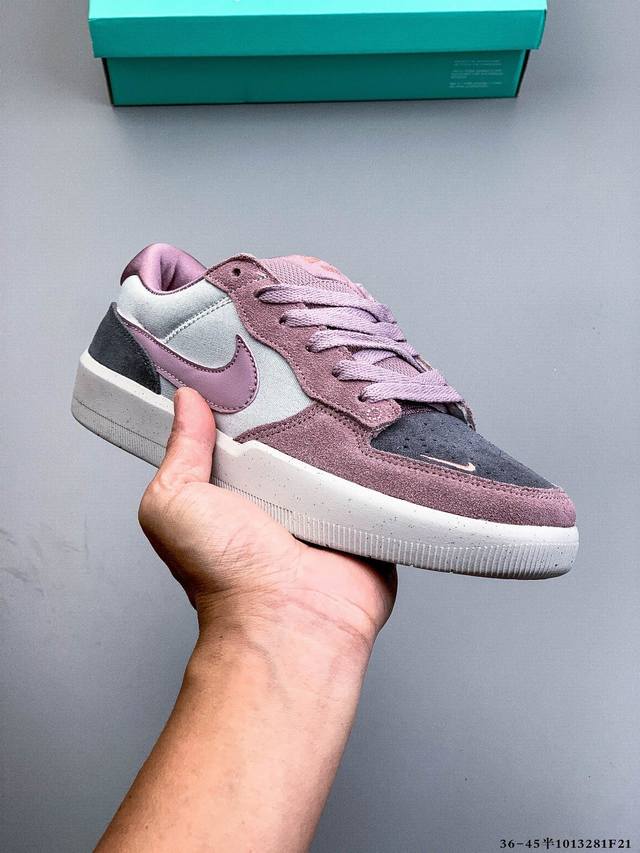 耐克Nike Sb Force 58是一款将前沿创新带入街头的单品，它具有硫化杯底，具有出色的耐用性和灵活性。使用帆布和绒面革，在饰面上放置通风口，它自始至终都