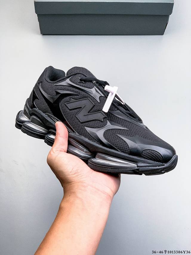 新百伦 New Balance Nb U 0Ea 运动跑步鞋。此复刻经典鞋款，加入当下大热的户外元素，以曾经篮球鞋款型式样加以打造鞋款造型。编织鞋带以及加强稳固