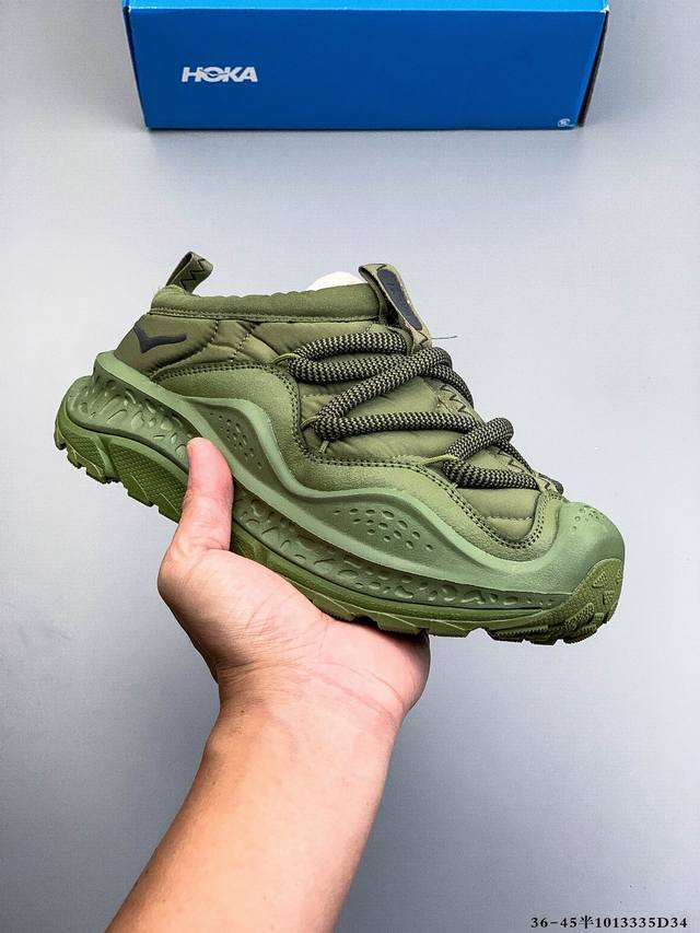 Hoka 霍卡 Hoka One One Ora Primo棉鞋 暗夜黑 配色全新回归，鞋身整体以全黑质感呈现，结合机能感细节设计，为众多潮流人士提供更多穿搭的