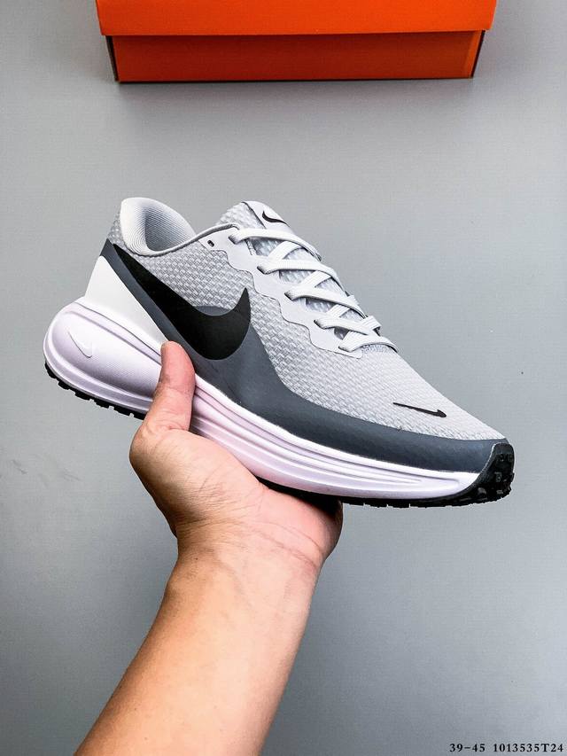 Nike Revolution 8 新款透气轻便缓震跑步鞋 兼顾迅疾外观和稳固脚感，后跟覆面和中足动态支撑巧妙融合，缔造稳定顺畅的迈步体验 1013535T24