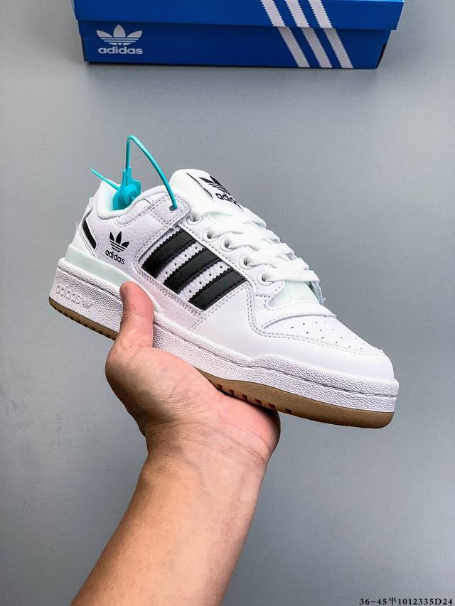 阿迪达斯 Adidas Originals Forum 84 Low Adv 低帮百搭潮流休闲运动板鞋。以复古篮球鞋的外形为基础，采用皮革拼接，简约百搭，更加贴