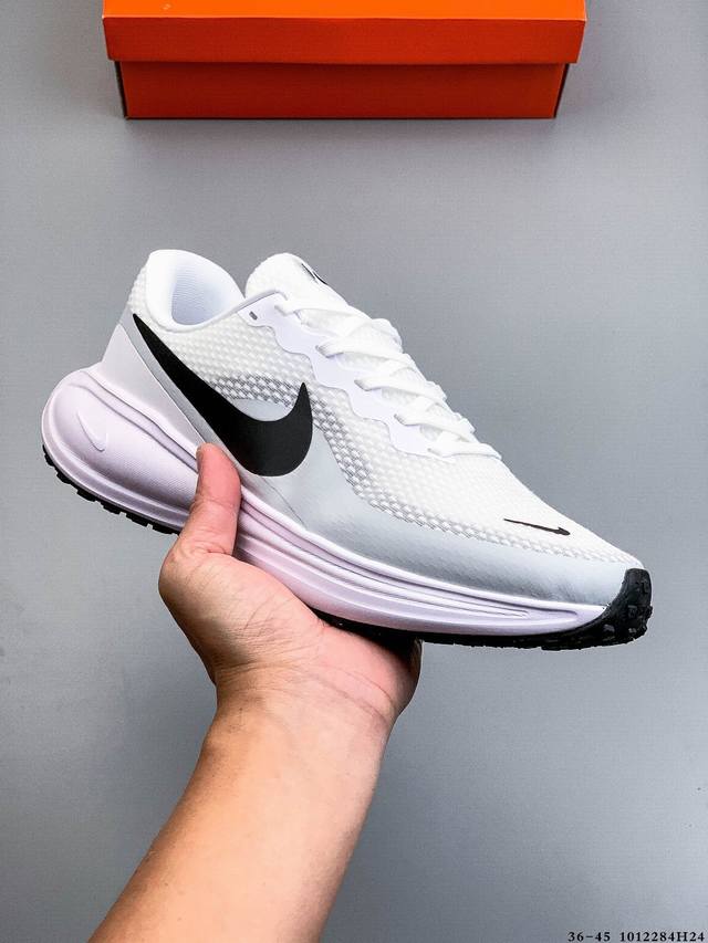 Nike Revolution 8 新款透气轻便缓震跑步鞋 兼顾迅疾外观和稳固脚感，后跟覆面和中足动态支撑巧妙融合，缔造稳定顺畅的迈步体验 1012284H24