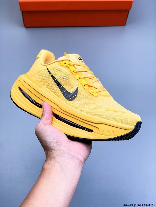 公司级！Nike Vomero Premium 耐克顶级迈柔 路跑鞋，通过超强缓震与舒适度的全面提升令跑步更加轻松，缓解冲击压力，加快恢复节奏。 Nike Vo