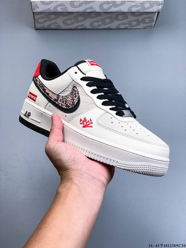 原楦数据纸版，采用硬质优质皮革鞋面材质，内置全掌Air Sole气垫。耐克 Nike Air Force 1 Low 空军一号低帮百搭休闲运动板鞋 101238