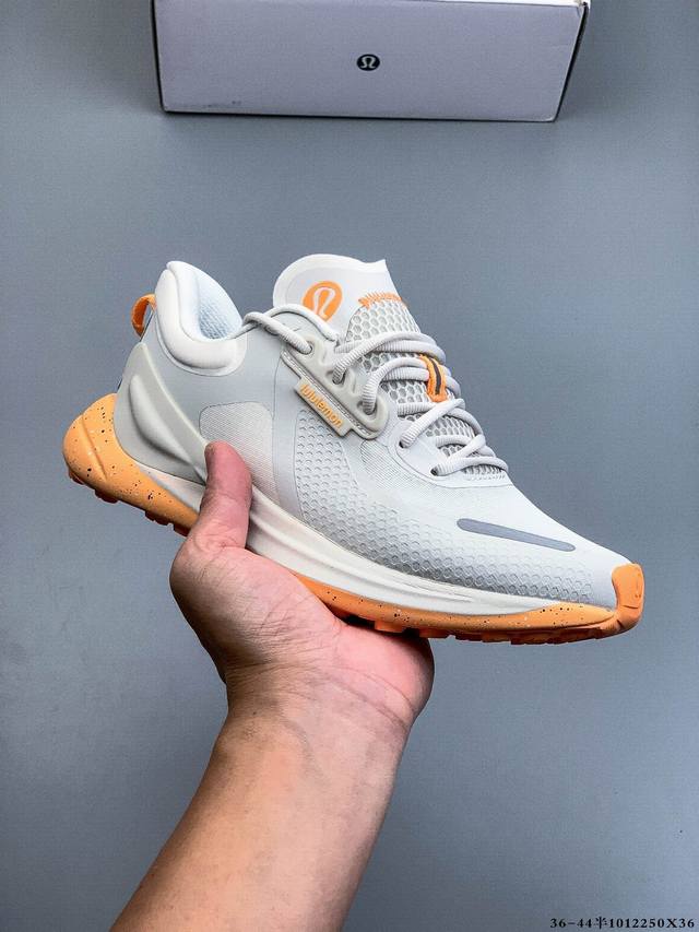 Lululemon W Blissfeel Run Low 露露乐蒙 健身运动休闲鞋 说到运动健身，一身专业的装备自然必不可少，尤其对于小姐姐，那就不得不提近两