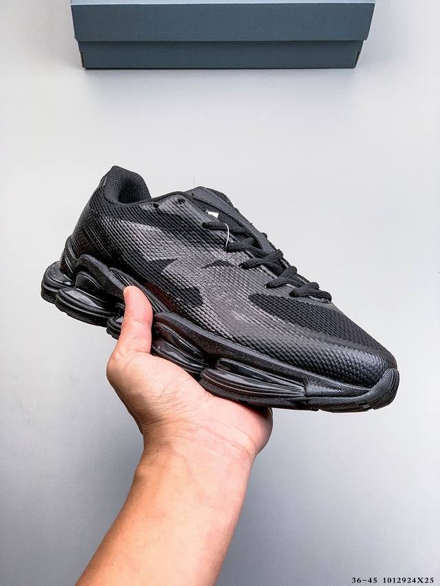 新百伦 New Balance Nb U2000Ea 运动跑步鞋。此复刻经典鞋款，加入当下大热的户外元素，以曾经篮球鞋款型式样加以打造鞋款造型。编织鞋带以及加强