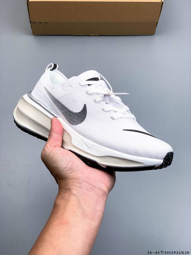 Nike Zoomx Invincible Run Fk 3机能风格 跑步鞋搭载柔软泡绵，在运动中为你塑就缓震脚感。设计灵感源自日常跑步者，提供稳固支撑力和非凡