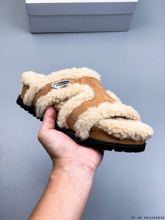 公司级！Gg-Cc 2025 路易暖茶 秋冬新款 5.5Cm 厚底增高 百搭勃肯半拖 今天份穿搭宝藏休闲鞋子 这款毛毛拖采用了柔软的绒毛材质 搭配上经典的棕色设