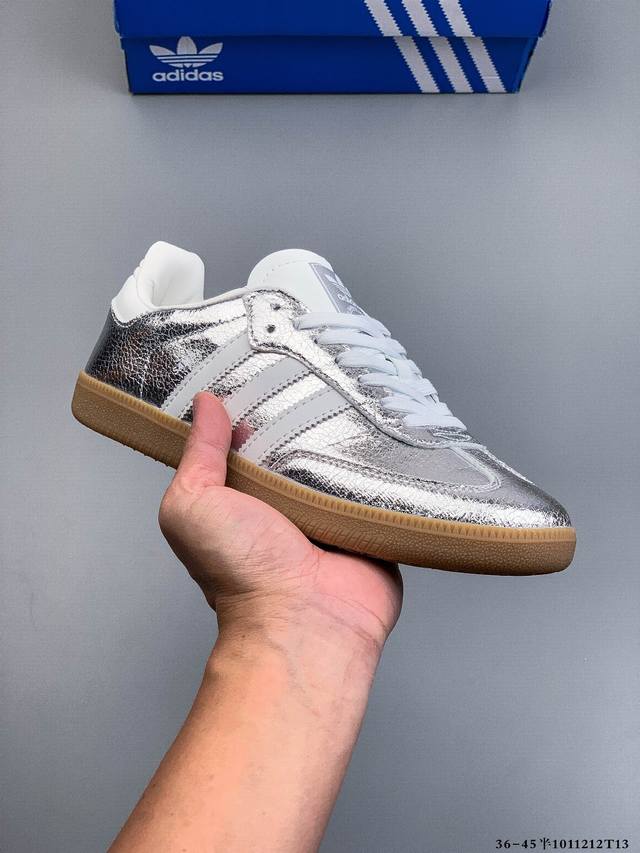 Adidas Samba Og 经典德训鞋休闲板鞋 Adidas 近70年的经典Samba Og 修长的鞋楦,略微尖尖的鞋头,翻毛皮的鞋头拼接,这些我们都看得到