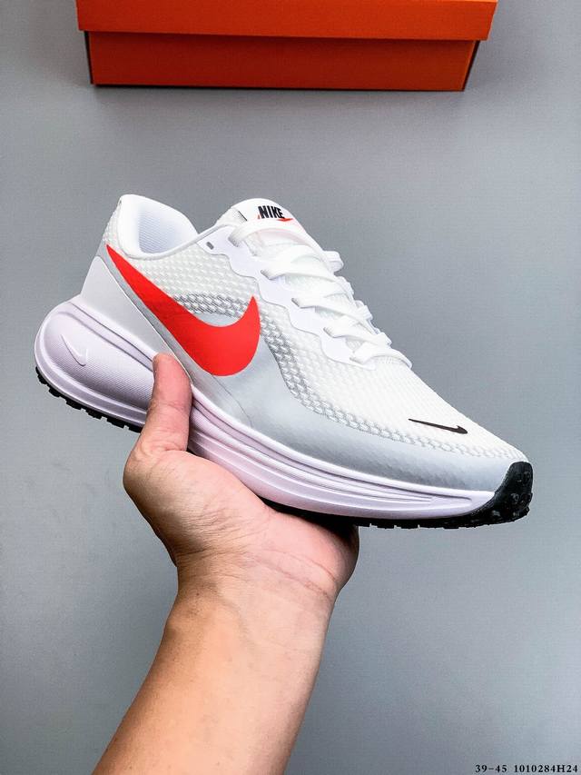 Nike Revolution 8 新款透气轻便缓震跑步鞋 兼顾迅疾外观和稳固脚感，后跟覆面和中足动态支撑巧妙融合，缔造稳定顺畅的迈步体验 1010284H24