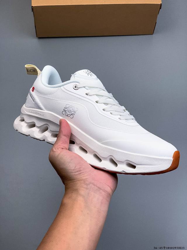 Loewe X On昂跑Cloud Tilt 罗意威 联名轻量运动休闲鞋！杨幂同款，脚感很舒服，鞋底柔软且包裹性好，上脚显腿长，不用系鞋带很方便～ 不管休闲还是