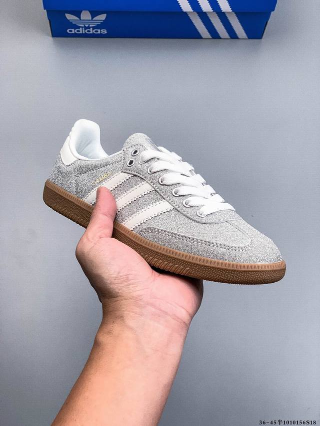 Adidas Samba Og 经典德训鞋休闲板鞋 Adidas 近70年的经典Samba Og 修长的鞋楦,略微尖尖的鞋头,翻毛皮的鞋头拼接,这些我们都看得到