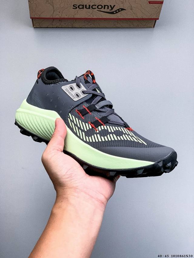 公司级！Saucony索康尼 Endorphin Rift系列 低帮缓震跑步鞋 索康尼推出的跑鞋是一款外观激进但脚感舒适的跑鞋 采用了全新的中底设计和鞋面工程